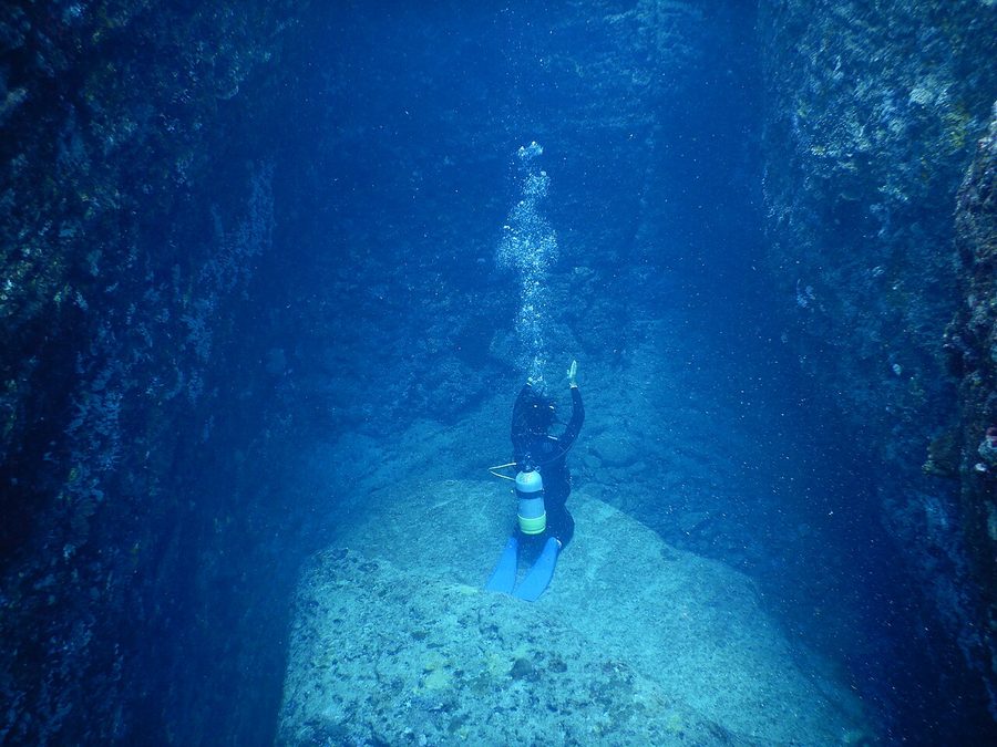 与那国島沖の海底地形を潜るダイバー