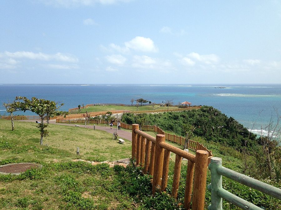 知念岬公園から望む久高島