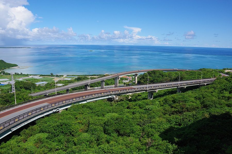 ニライカナイ橋展望台から望む橋と海