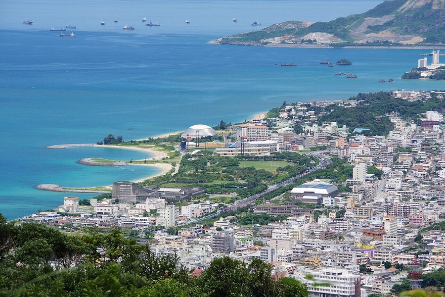 名護市街地と名護湾