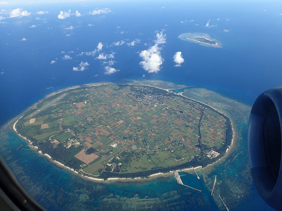 空から見た多良間島と水納島(右上)