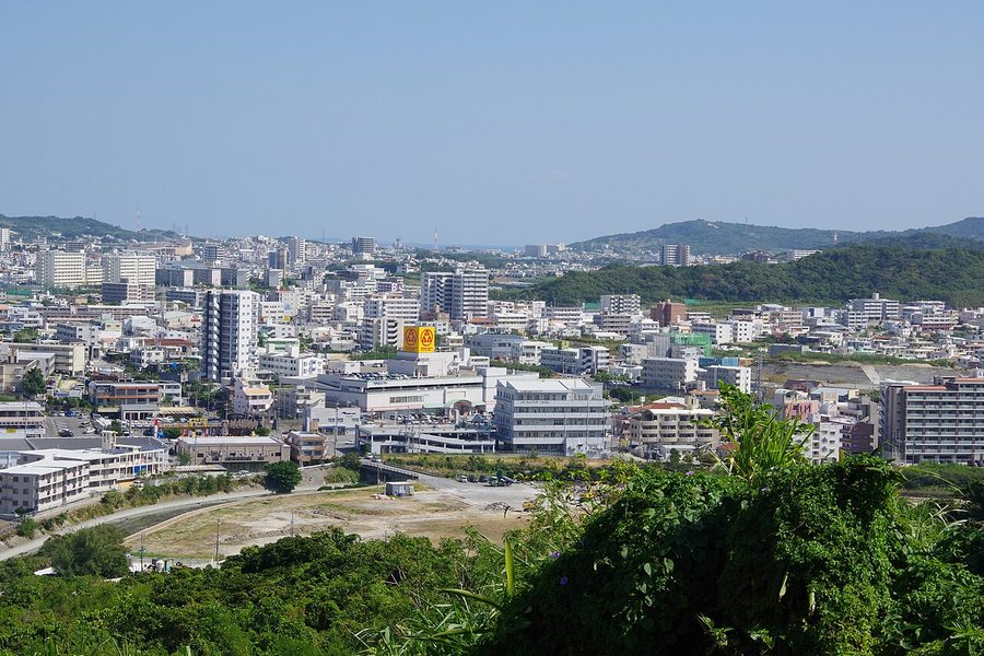高台から望む南風原町中心部の市街地