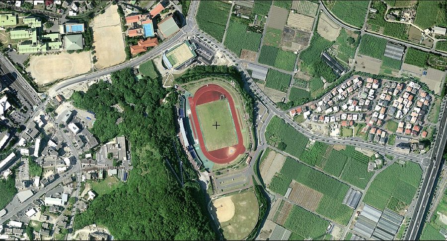 黄金森総合運動公園の陸上競技場を上空から見た様子