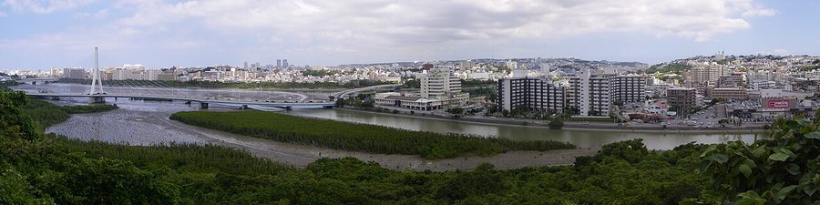 豊見城城跡から望んだ漫湖と豊見城市街地、那覇市街地のパノラマ