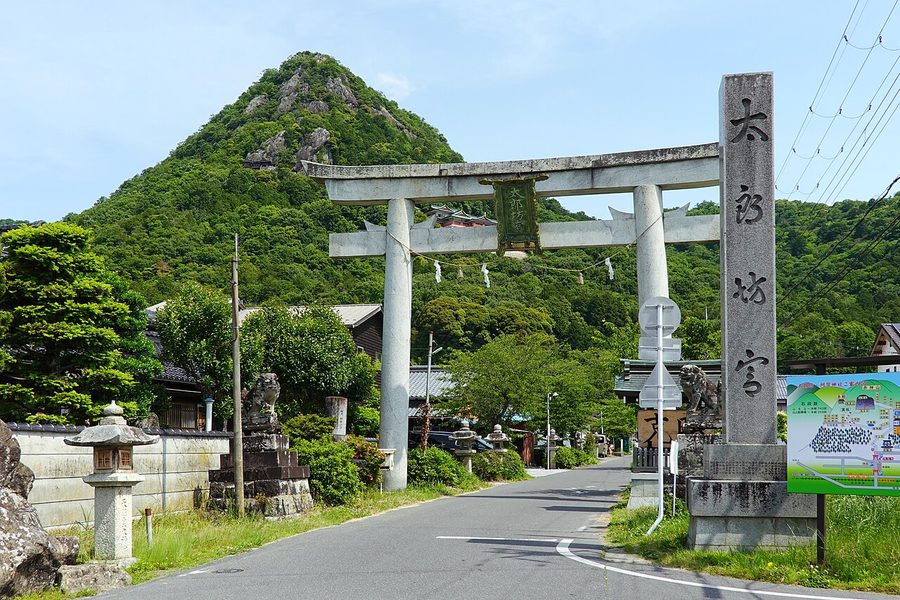 太郎坊宮(阿賀神社)の鳥居