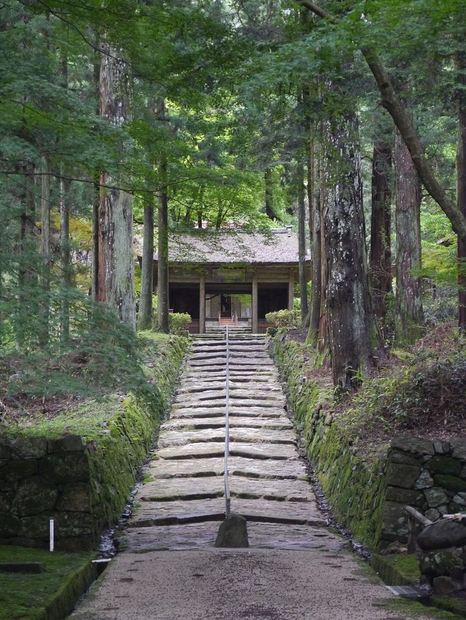 金勝寺へ続く石段
