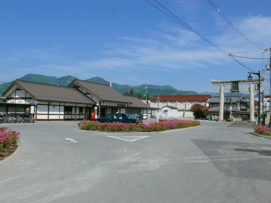 多賀大社前駅の駅舎と鳥居