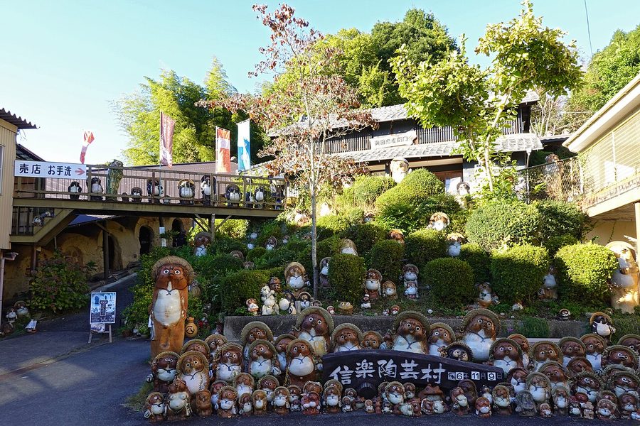 信楽陶芸村の斜面に並ぶ信楽焼の狸の置物
