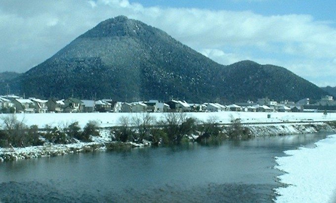 雪化粧した三上山(近江富士)と野洲川