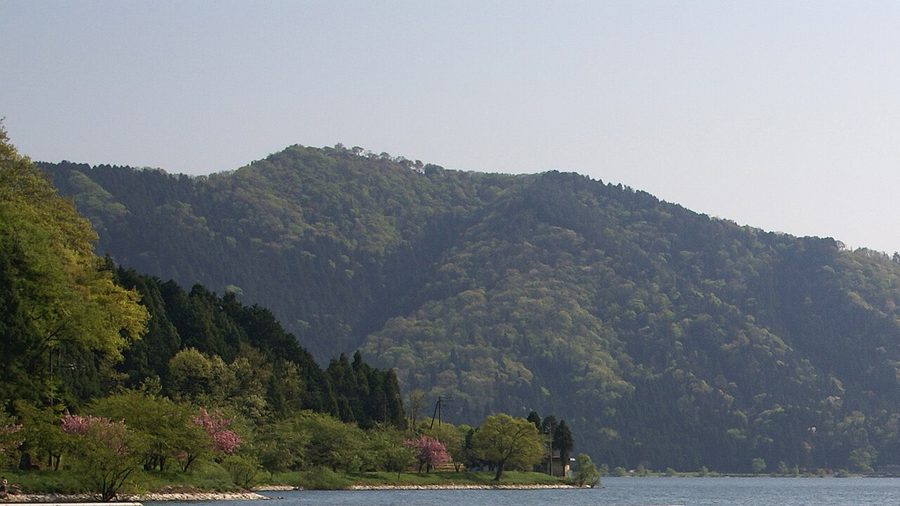 余呉湖畔から望む賤ヶ岳
