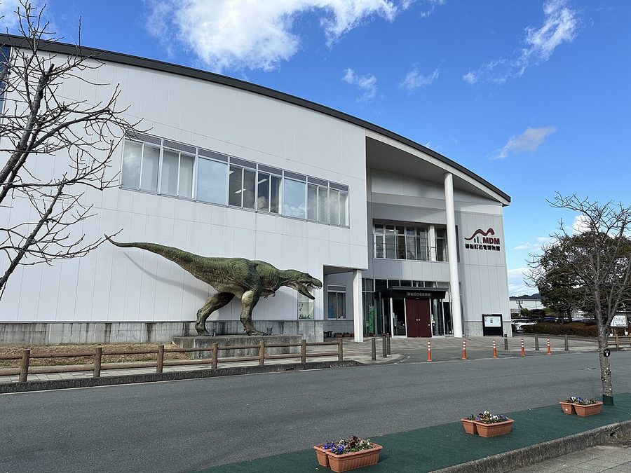御船町恐竜博物館前の肉食恐竜のモニュメント