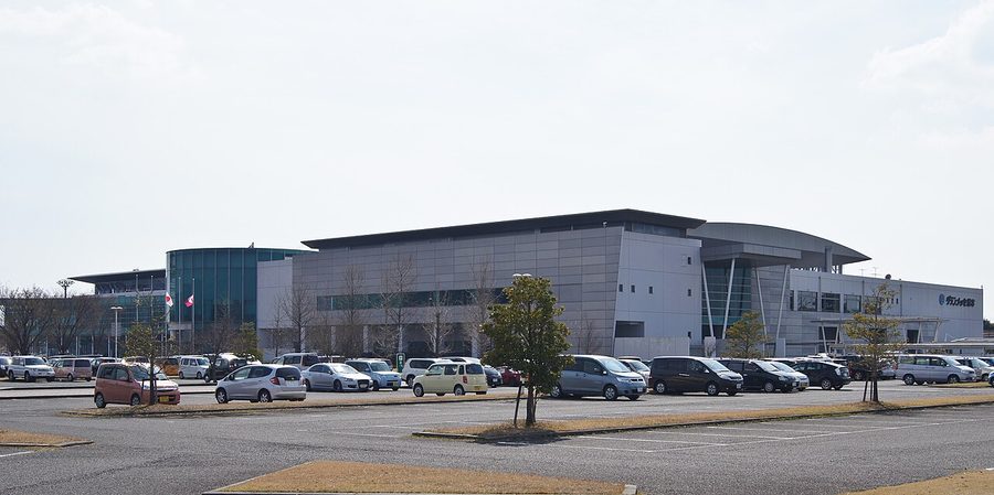 熊本産業展示場（グランメッセ熊本）の建物と駐車場