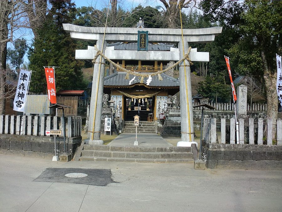 津森神宮の鳥居と社殿
