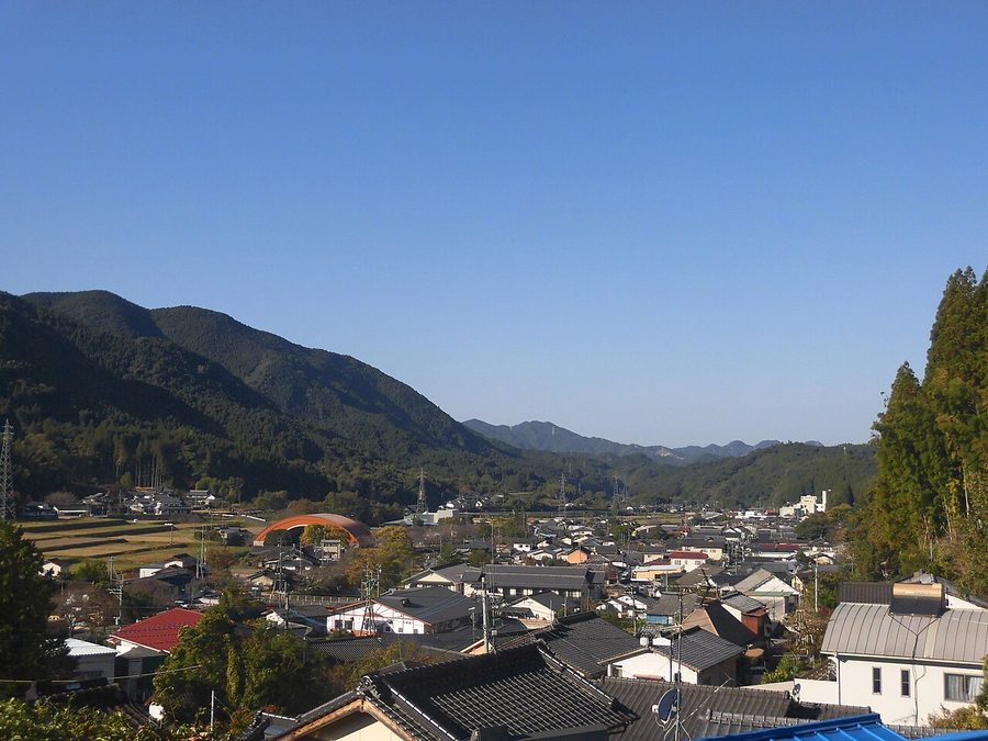 美里町立砥用中学校前から見た砥用地区の町並み