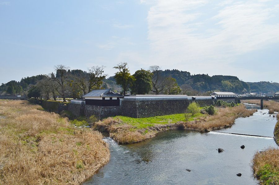 人吉城跡の石垣と球磨川