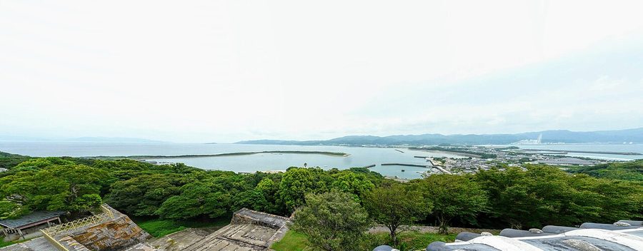 富岡城跡から望む巴湾と富岡港