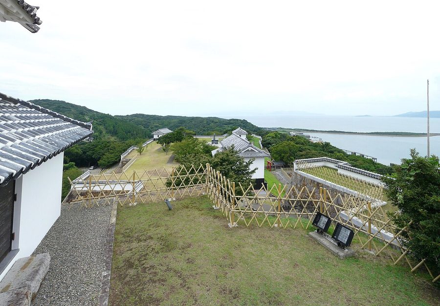 富岡城跡の本丸から二の丸方面を望む眺め
