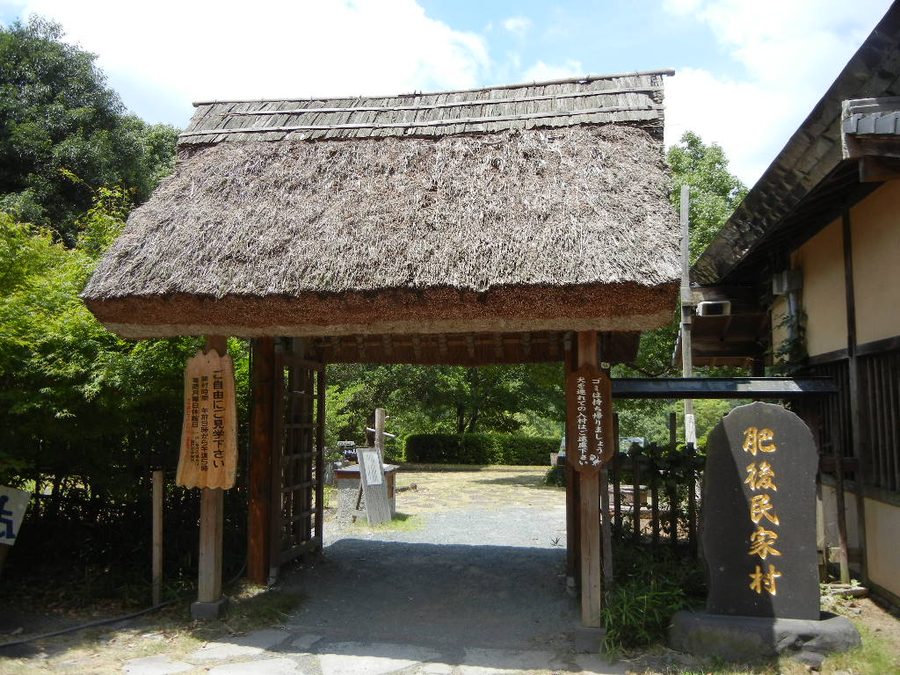 肥後民家村の入口に立つ茅葺き屋根の門