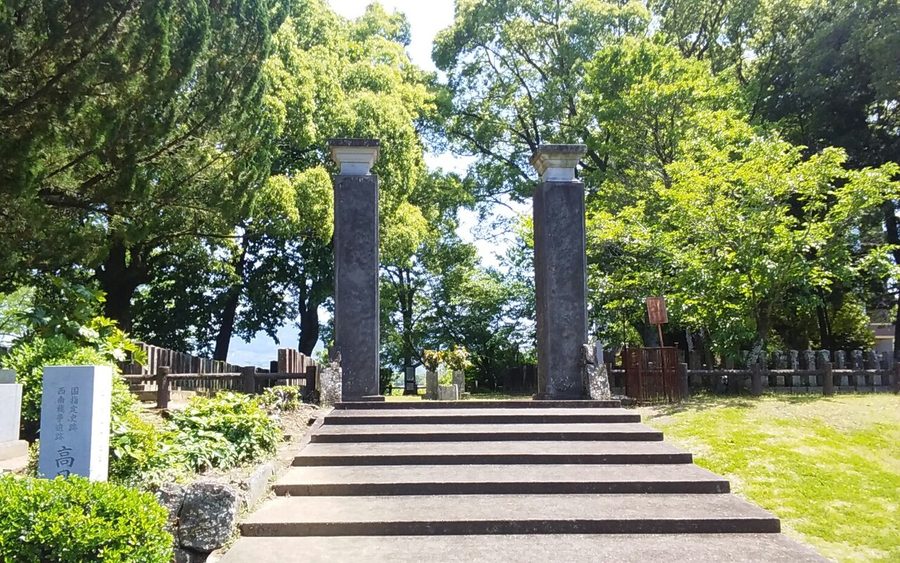 高月官軍墓地の入り口