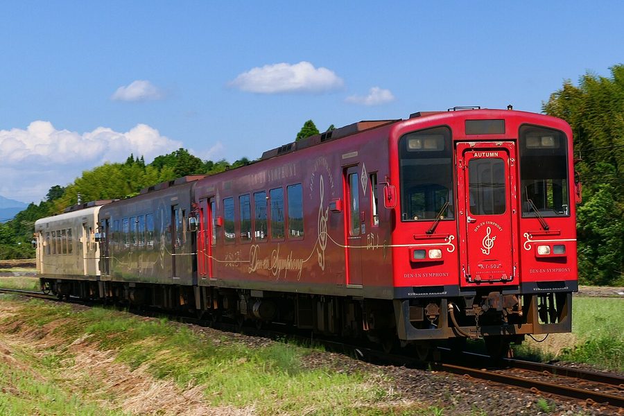 赤い車体の観光列車