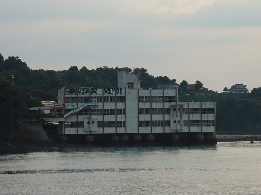 海に浮かぶように建つ赤崎小学校跡