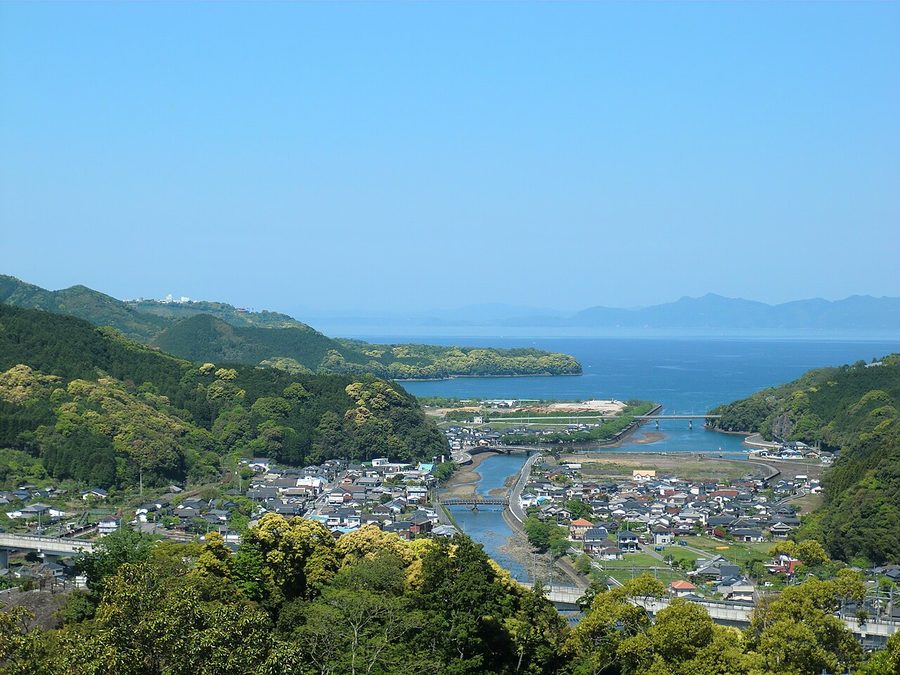 舞鶴城公園から見た津奈木町の中心部