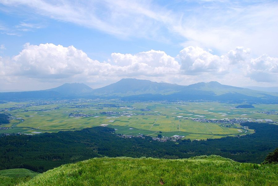 阿蘇山と阿蘇カルデラを大観峰から北北西に望む
