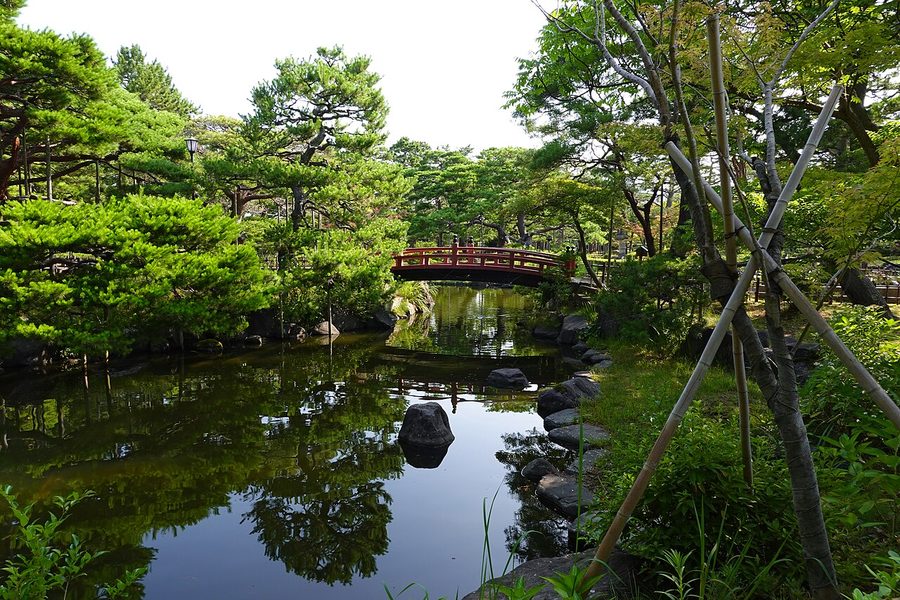 芦城公園の池と朱塗りの橋