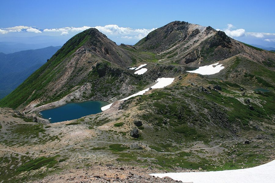 大汝峰から望む白山山頂部（左に剣ヶ峰、右に御前峰）と火口湖の翠ヶ池