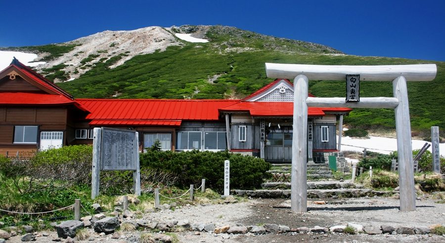 白山室堂の白山比咩神社祈祷殿（白山奥宮）