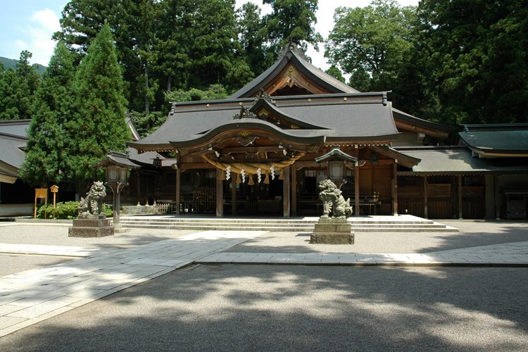 白山比咩神社の本殿