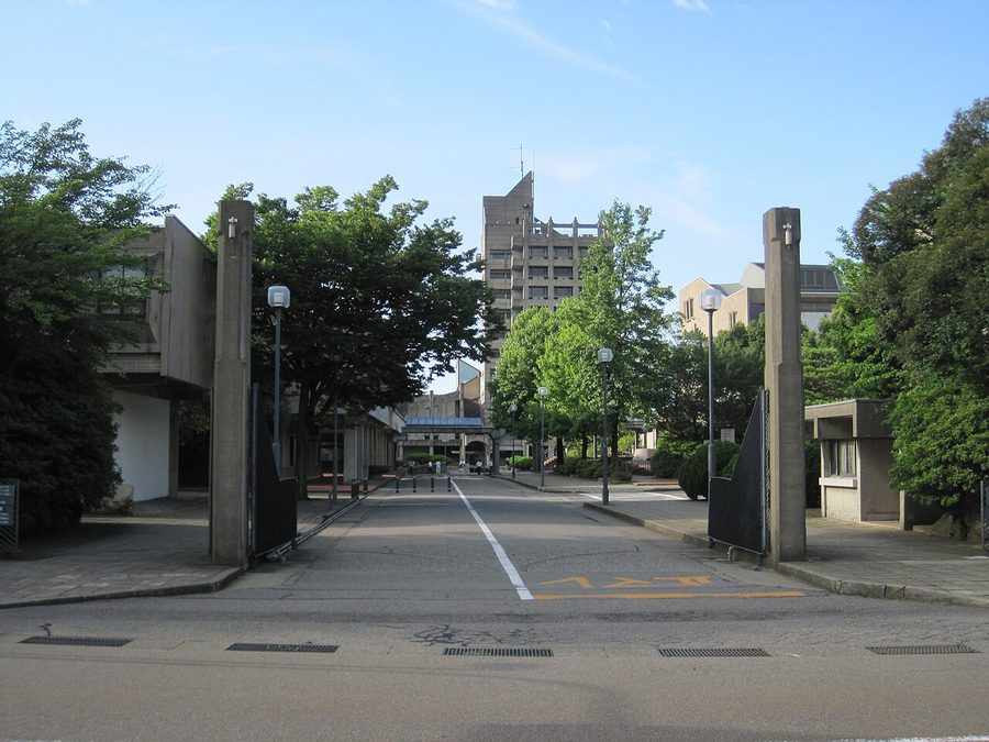 金沢工業大学の正門