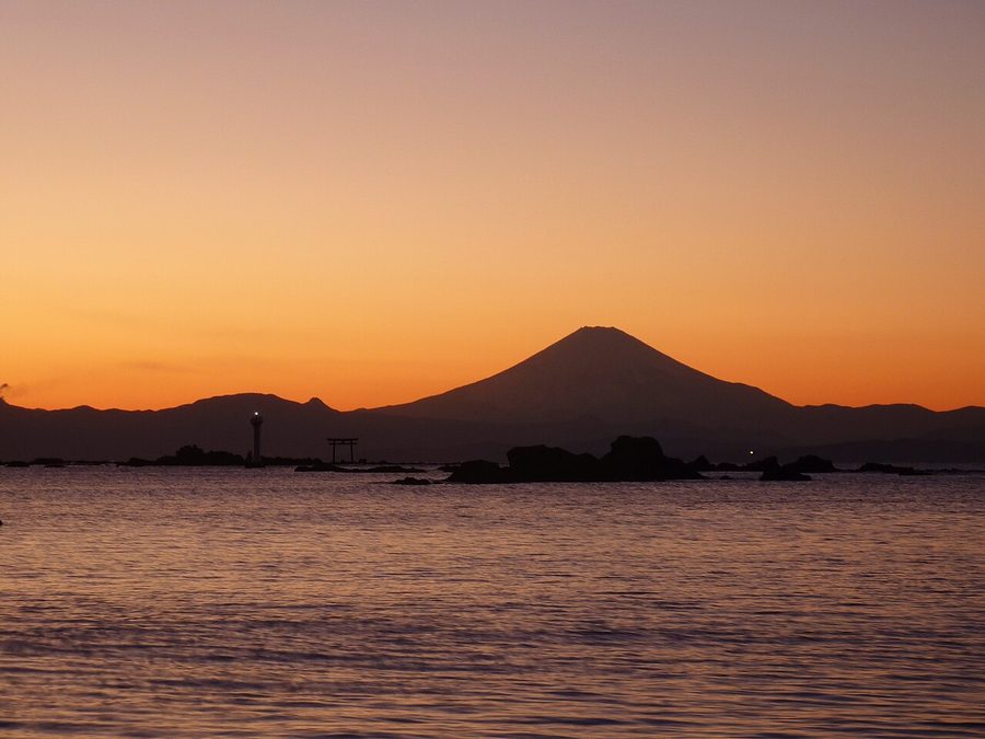森戸海岸付近から見た夕暮れの相模湾と富士山