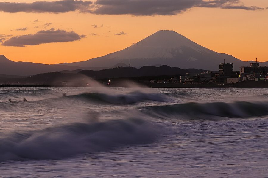 夕暮れの富士山と茅ヶ崎の海