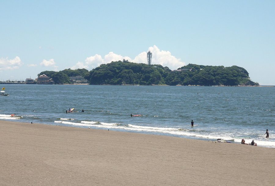 鵠沼海岸から望む江の島