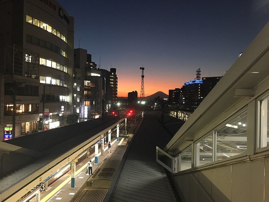 藤沢駅のホームから望む夕暮れの富士山