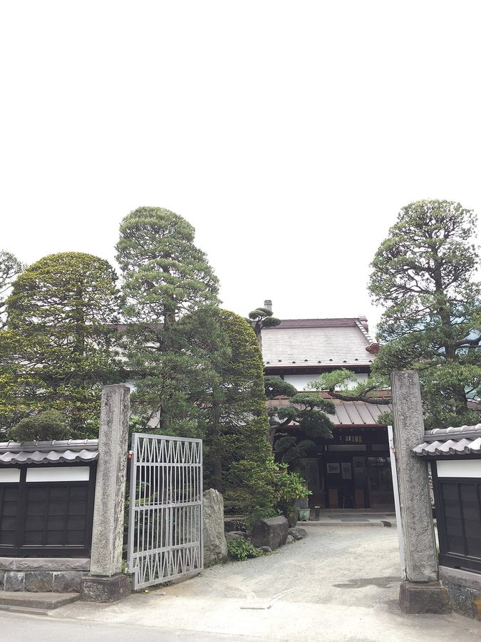 神奈川県松田町にある日本酒「松みどり」の酒蔵の門構え