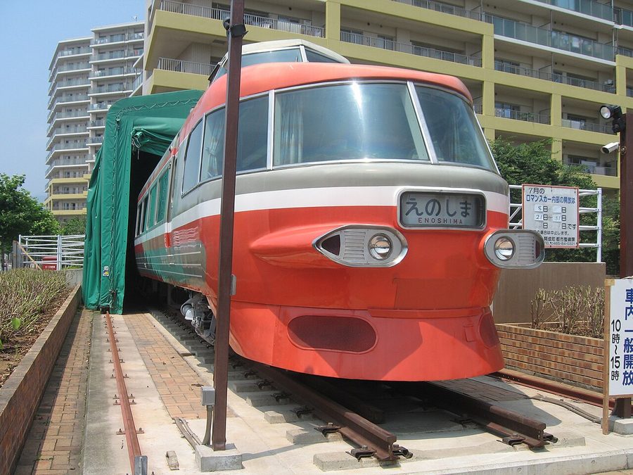 開成駅前に保存されている小田急の3100形ロマンスカー