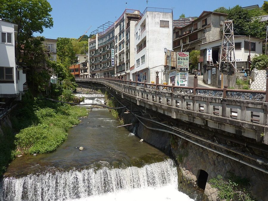藤木川沿いに旅館が立ち並ぶ湯河原温泉の中心部