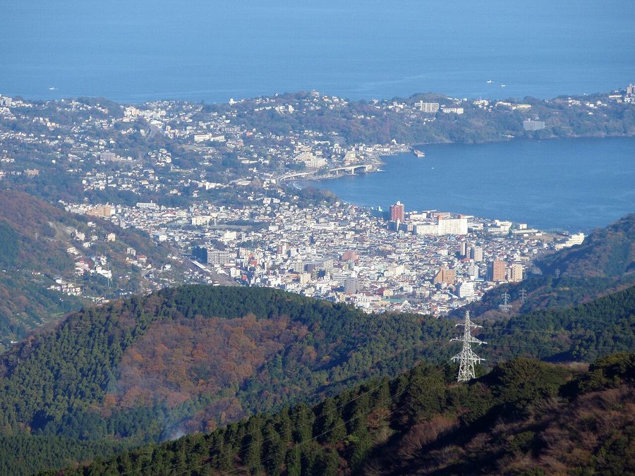 十国峠から西南西に望む湯河原町（手前）と真鶴町（奥）