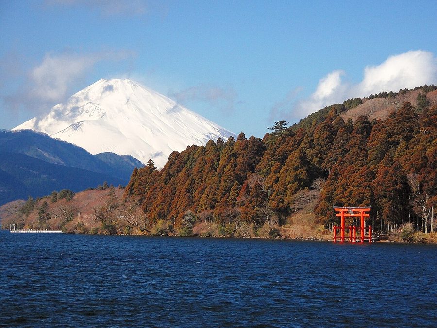 芦ノ湖と富士山、湖上に立つ箱根神社の平和の鳥居