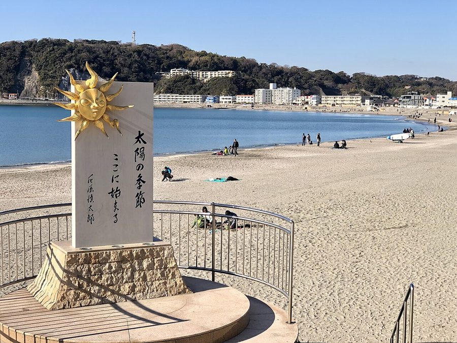 逗子海岸にある「太陽の塔」の記念碑