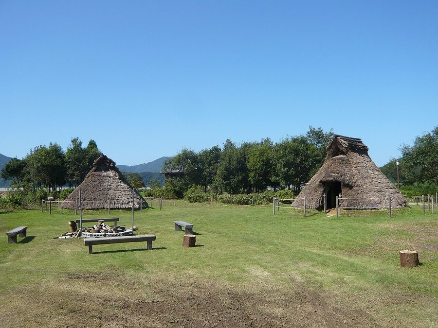 鳥浜貝塚に復元された、縄文時代の竪穴建物2棟