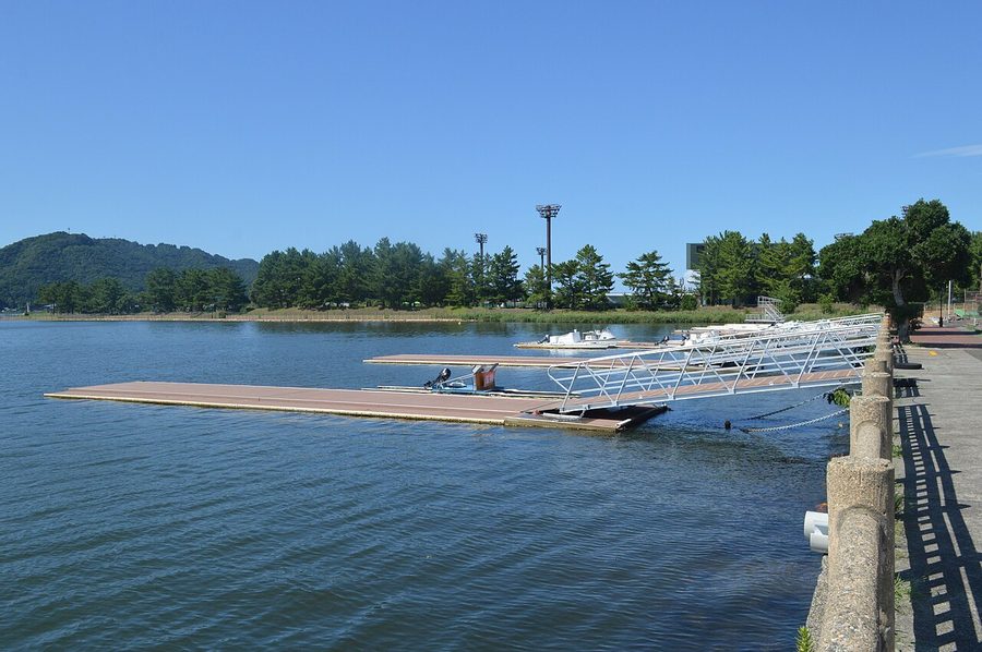 久々子湖と福井県立艇庫の桟橋