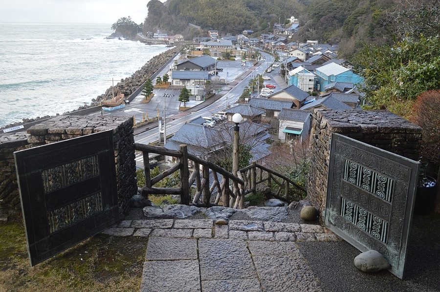 右近家の西洋館から見下ろす河野の町並みと海岸