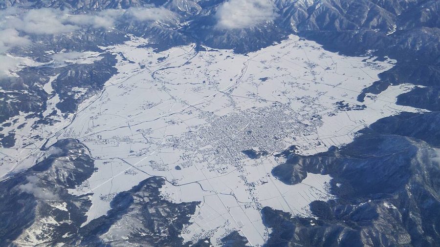 雪に覆われた冬の大野盆地