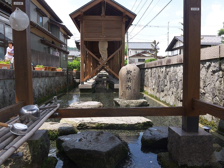 名水百選に選ばれた御清水