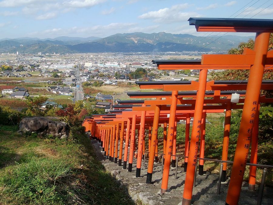 浮羽稲荷神社の鳥居越しに望むうきは市浮羽町の市街地