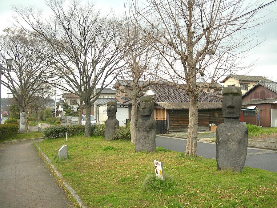 遊歩道「もやい通り」に並ぶモアイ像のレプリカ