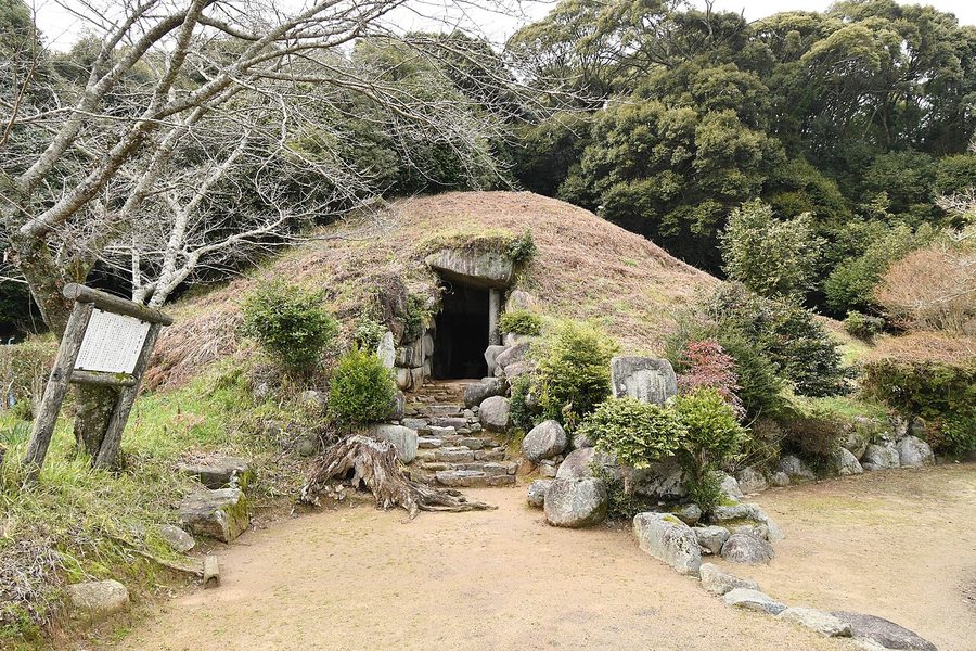 綾塚古墳の墳丘と石室の入り口